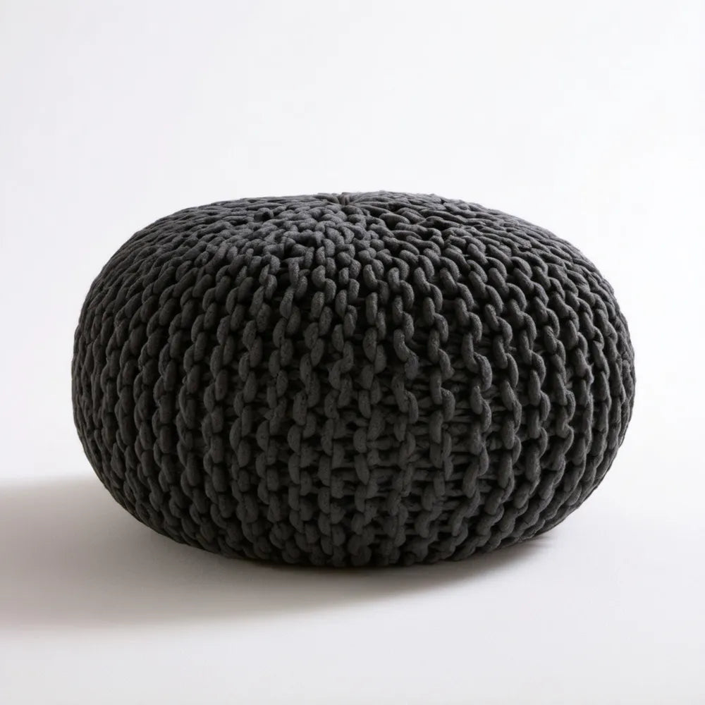Okrągła czarna pufa z grubo plecionej dzianiny 50 x 35 cm