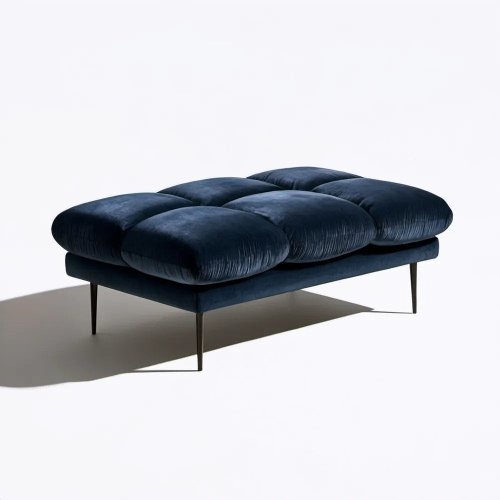 Granatowa pufa tapicerowana aksamitem z czarnymi stalowymi nogami, 120 x 80 x 43 cm